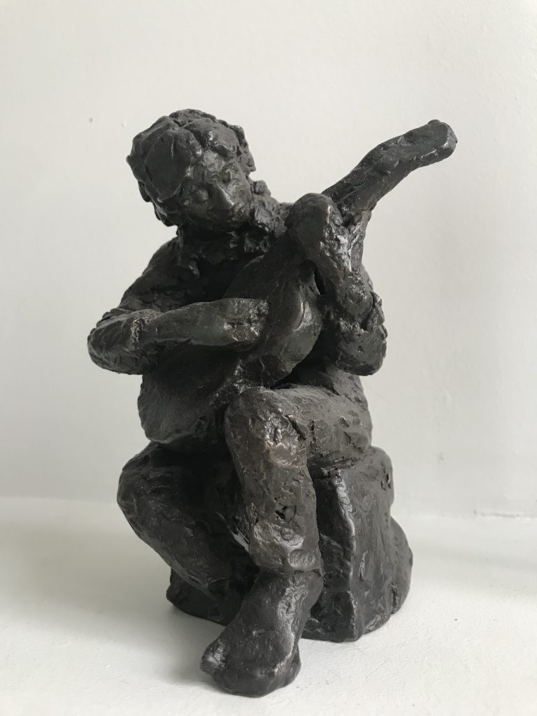 Guitariste (bronze), une oeuvre de Bee Pellerin.