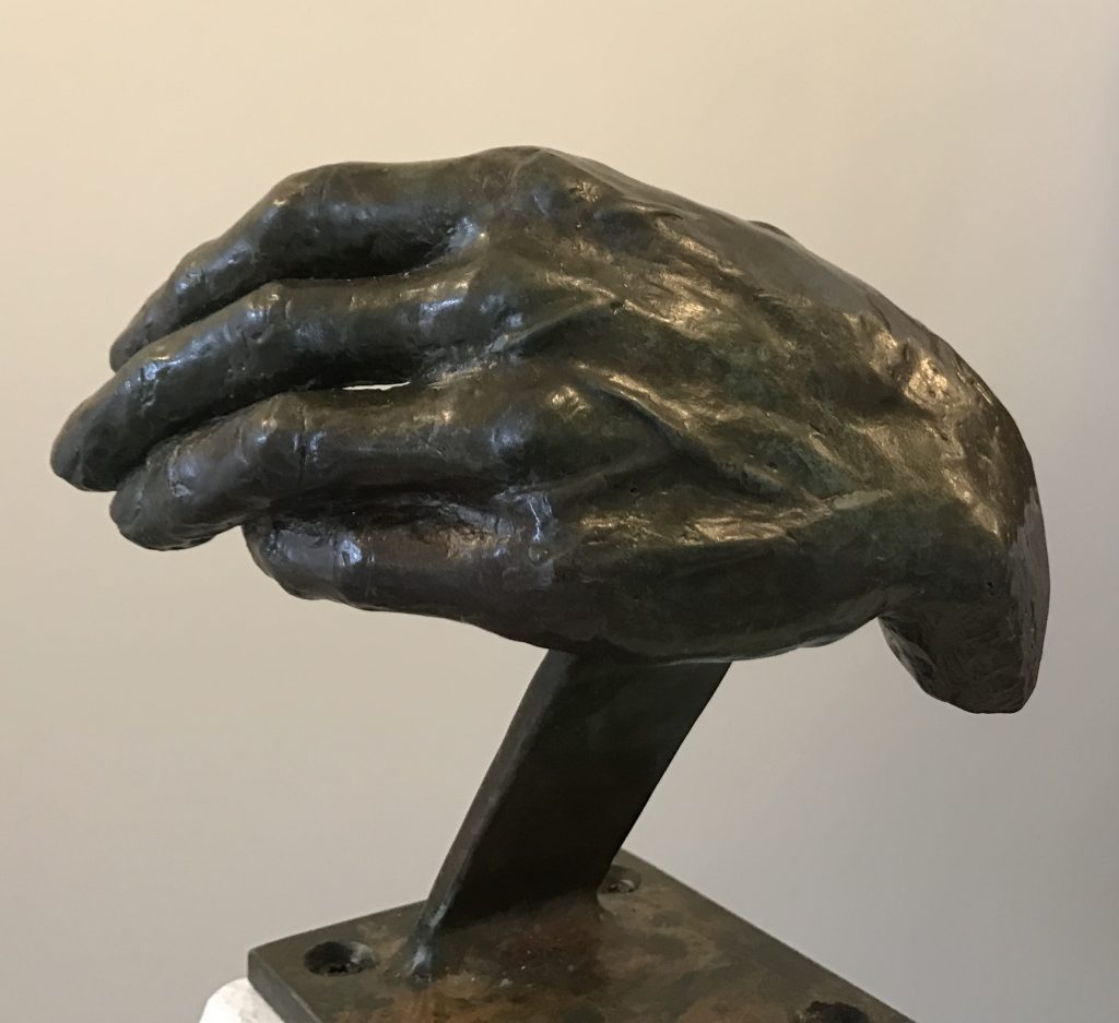 Ma main, bronze, une oeuvre de Bee Pellerin.