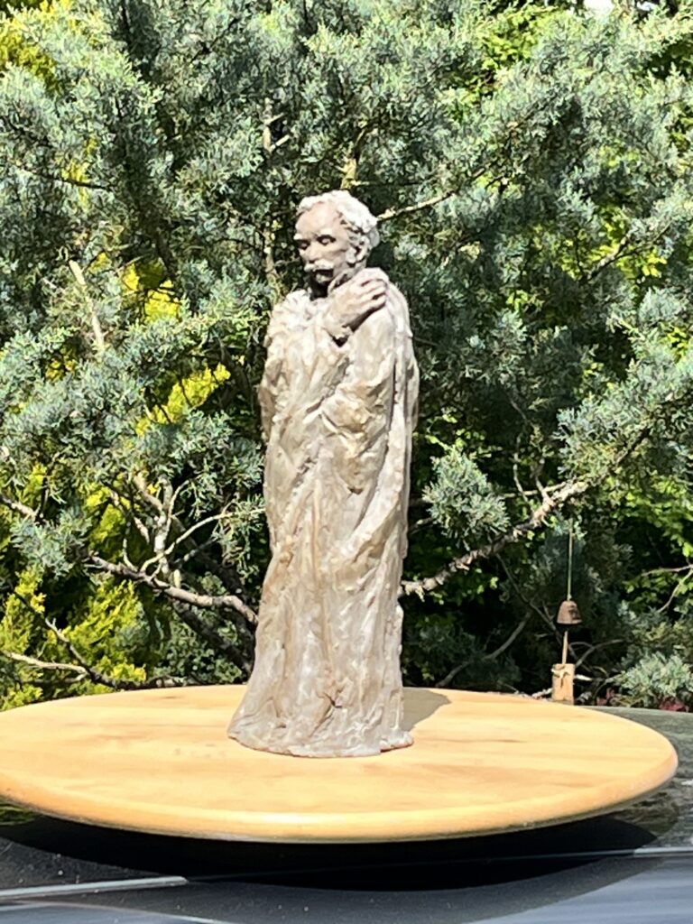 L&rsquo;homme à la cape, une oeuvre de Bee Pellerin.